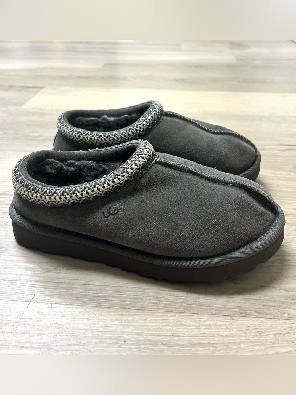UGG Tasman Slippers Women Sz 7 Gray Suede Sheepskin Slip On Cozy Comfort - Picture 5 of 13
